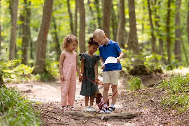 Kostenloses Foto neugierige kinder bei einer schatzsuche