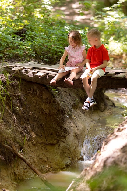 Neugierige Kinder bei einer Schatzsuche