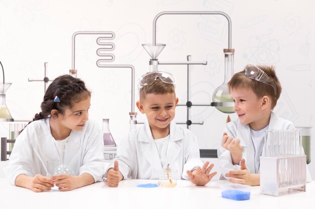 Neugierige Kinder machen ein chemisches Experiment in der Schule experiment