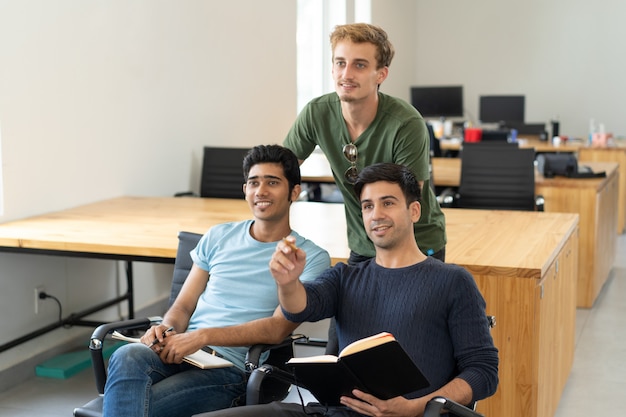 Neugierige Studenten, die Darstellung aufpassen und es besprechen