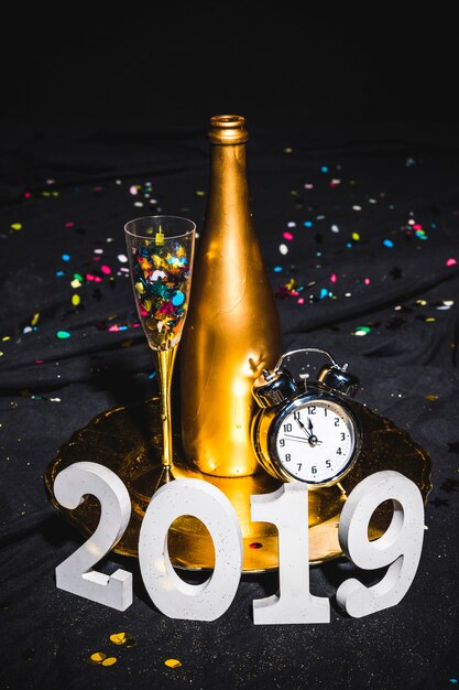 Neujahr Zusammensetzung von Champagner und Uhr