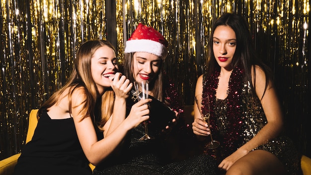 Neujahrsfeier mit drei fröhlichen Mädchen
