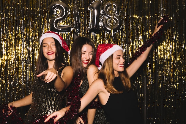Neujahrsfeier mit Mädchen tanzen