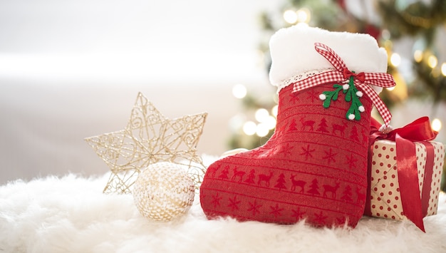 Neujahrsfeiertagshintergrund mit einer dekorativen Socke in einer gemütlichen häuslichen Atmosphäre hautnah.