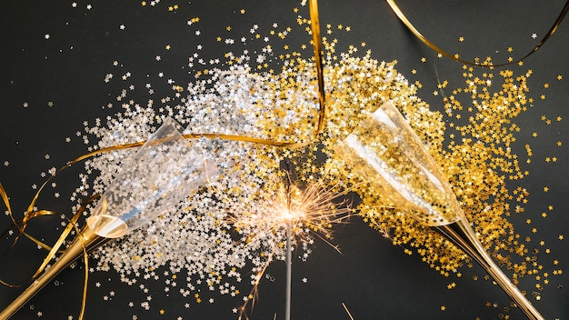 Kostenloses Foto neujahrskomposition mit eleganten konfetti