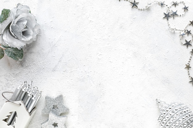 Neujahrskomposition. Weiße und silberne Weihnachtsdekorationen auf weißem Hintergrund Flache Lage, Draufsicht, Kopienraum