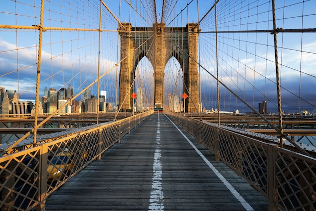New York City Brooklyn Bridge in Manhattan Nahaufnahme mit Wolkenkratzern und Skyline der Stadt über Hudson River.