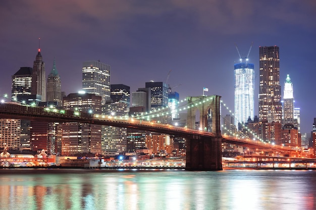 New York City Brooklyn Bridge mit Skyline der Innenstadt über den East River.