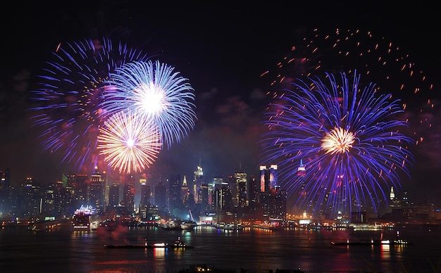 New York City Manhattan 4. Juli Independence Day Feuerwerk mit Skyline über dem Hudson River von New Jersey aus gesehen