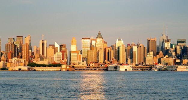 New York City Manhattan bei Sonnenuntergang
