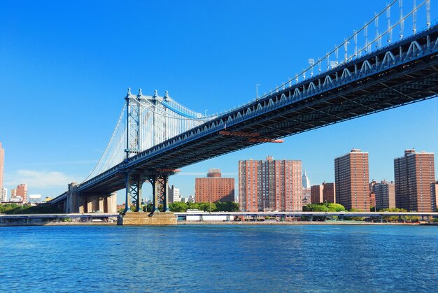 New York City Manhattan Bridge mit Wolkenkratzer-Skylinen