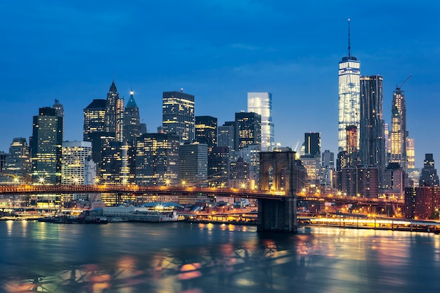 New York City Manhattan Midtown in der Abenddämmerung mit Brooklyn Bridge. VEREINIGTE STAATEN VON AMERIKA.