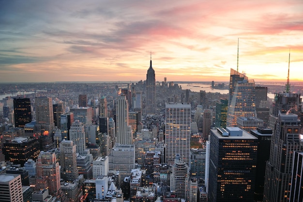 New York City Skyline Luftaufnahme bei Sonnenuntergang mit bunten Wolken und Wolkenkratzern von Midtown Manhattan.