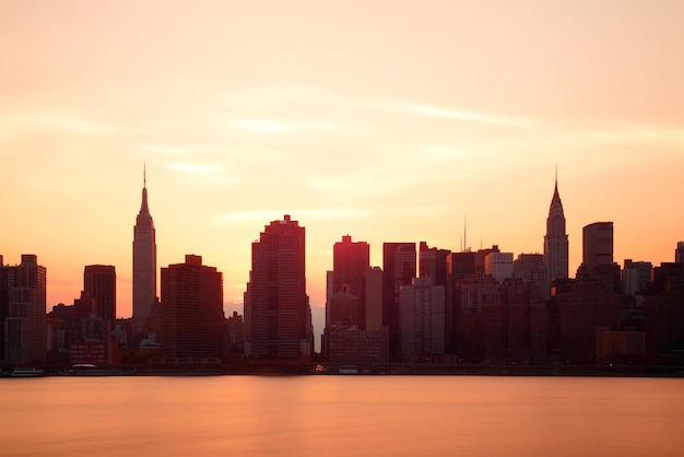 New York City Wolkenkratzer Silhouette Stadtansicht bei Sonnenaufgang.