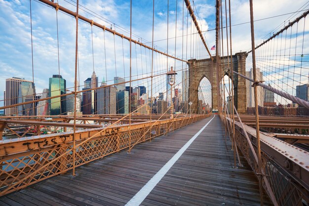 New Yorker Brooklyn Bridge in Manhattan mit Wolkenkratzern und Skyline der Stadt über dem Hudson River.