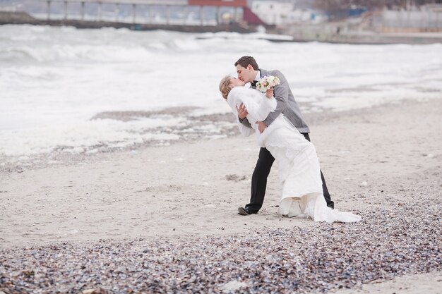 Kostenloses Foto newlyweds am strand