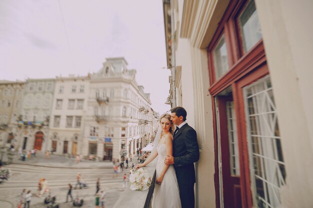 Newlyweds genießen auf dem Balkon