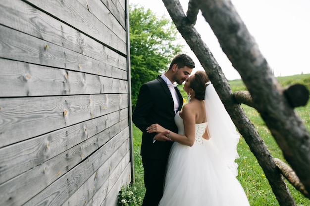 Newlyweds in Geheimnis küssen