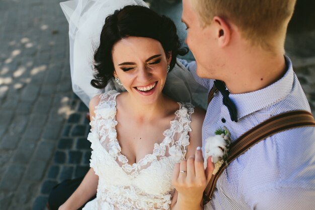 Newlyweds lachen