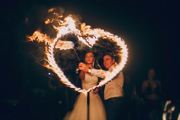 Newlyweds llighting ein Feuer hören