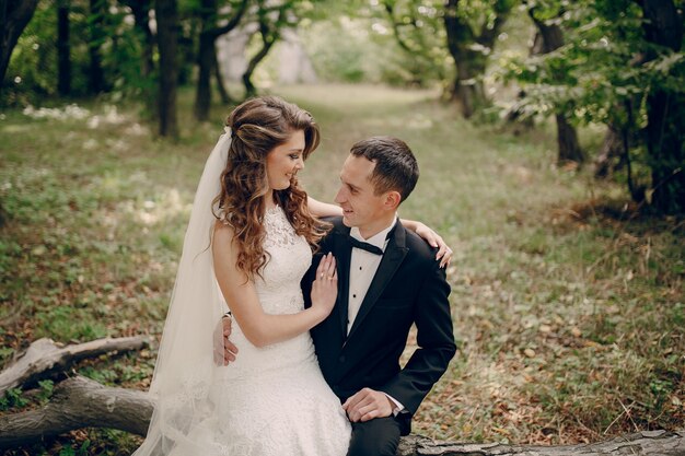 Newlyweds sitzen im Freien