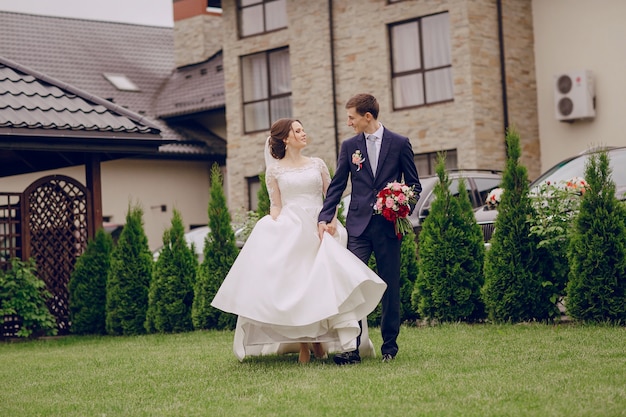 Newlyweds zu Fuß in den Garten