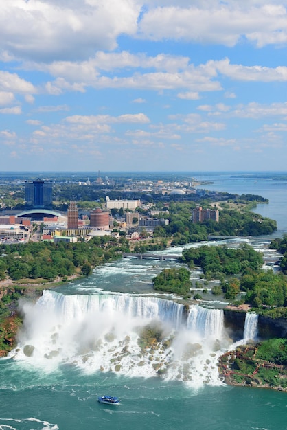 Niagara Falls Nahaufnahme am Tag über Fluss mit Gebäuden