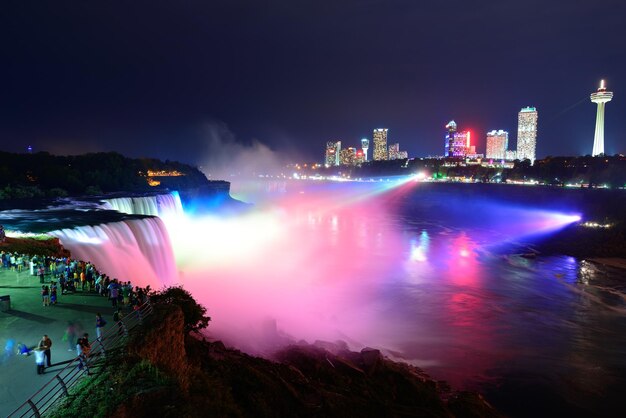 Niagarafälle werden nachts von bunten Lichtern beleuchtet