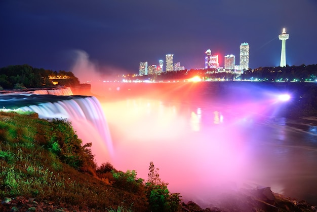 Niagarafälle werden nachts von bunten Lichtern beleuchtet