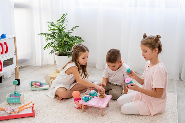 Kostenloses Foto nicht binäre kinder, die ein geburtstagsspiel spielen