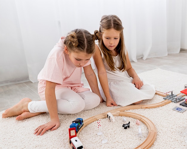 Kostenloses Foto nicht-binäre kinder, die mit autos spielen, drinnen