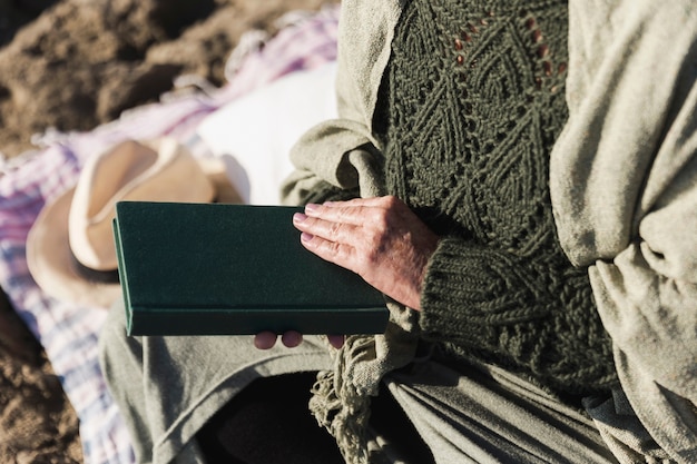 Kostenloses Foto nicht erkennbare frau, die buch hält