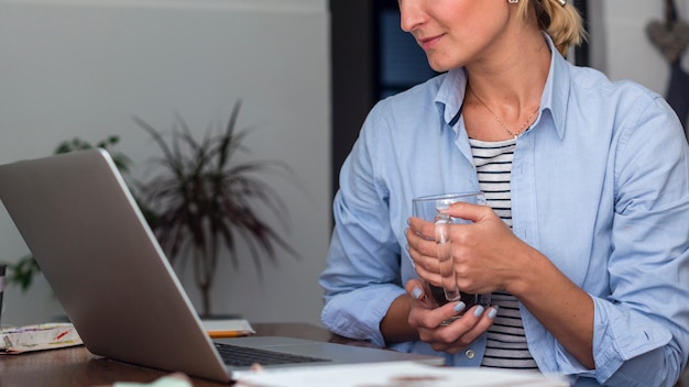 Nicht erkennbare Frau, die Laptop betrachtet