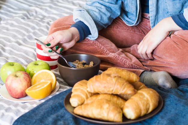 Nicht erkennbare Frau mit Essen