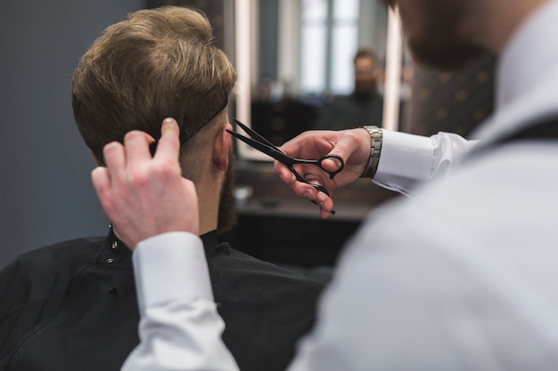 Kostenloses Foto nicht erkennbare friseur und client