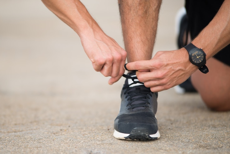 Kostenlose Foto nicht erkennbare läufer, die sich auf joggen vorbereiten
