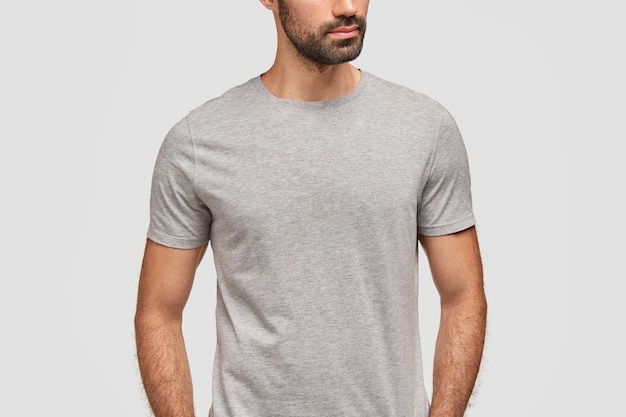 Nicht erkennbarer bärtiger Mann gekleidet in lässigem grauem T-Shirt