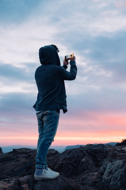 Kostenloses Foto nicht erkennbarer mann in kapuze