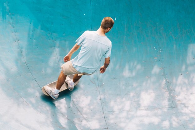 Nicht erkennbarer Skateboarder auf Rampe