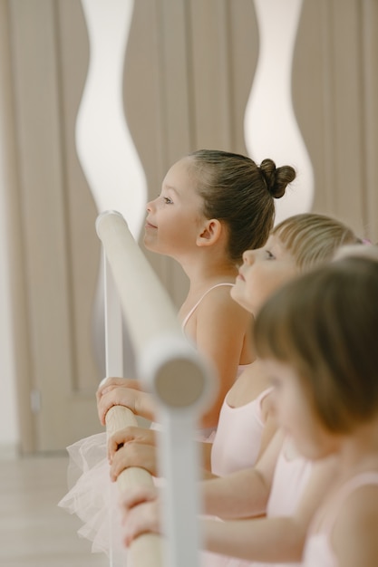 Niedliche kleine Ballerinas im rosa Ballettkostüm. Kinder in Spitzenschuhen tanzen im Raum. Kind im Tanzkurs.