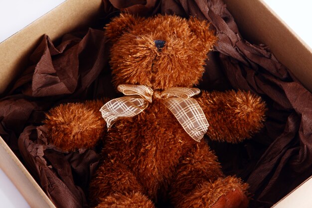 Niedlicher Teddybär in der Geschenkbox