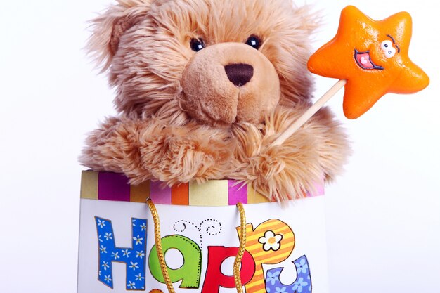 Niedlicher Teddybär in der Geschenktüte