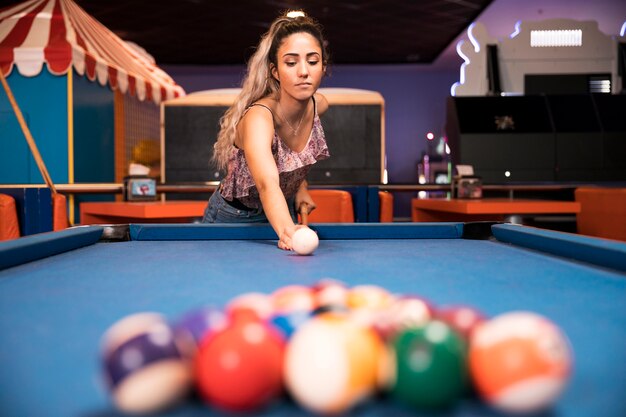 Niedrige Ansichtfrau, die Billard spielt