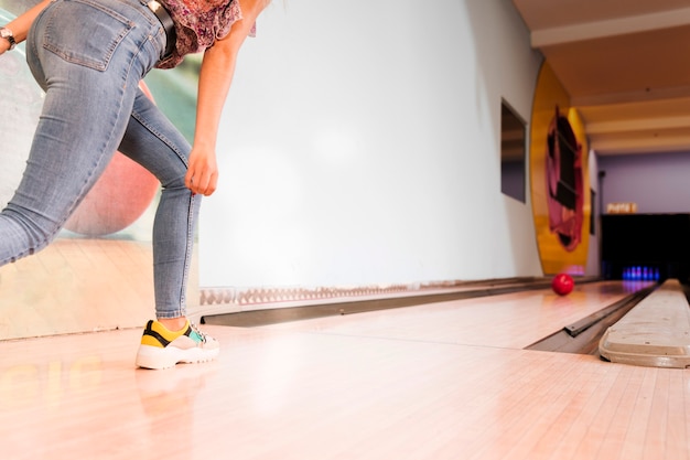 Niedrige Ansichtfrau, die Bowlingspiel spielt