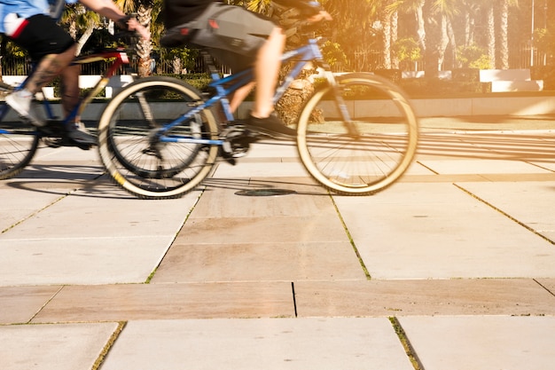 Niedrige Schnittansicht des Fahrradfahrens der Leute in der Stadt