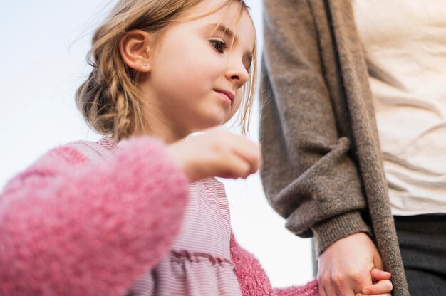 Niedrige Winkelansicht der niedlichen unschuldigen Tochter