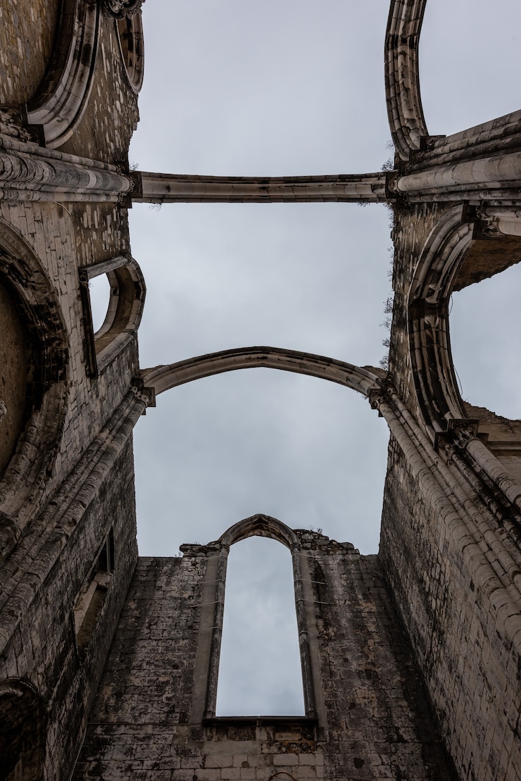 Kostenlose Foto niedrige winkelansicht des klosters unserer lieben frau vom karmel unter einem bewölkten himmel in lissabon in portugal