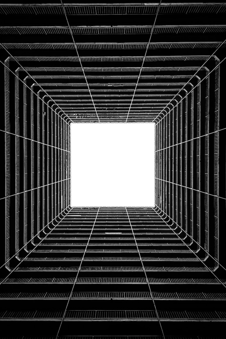 Kostenlose Foto niedrige winkelansicht des oberlichts in der alten wohnarchitektur von hongkong