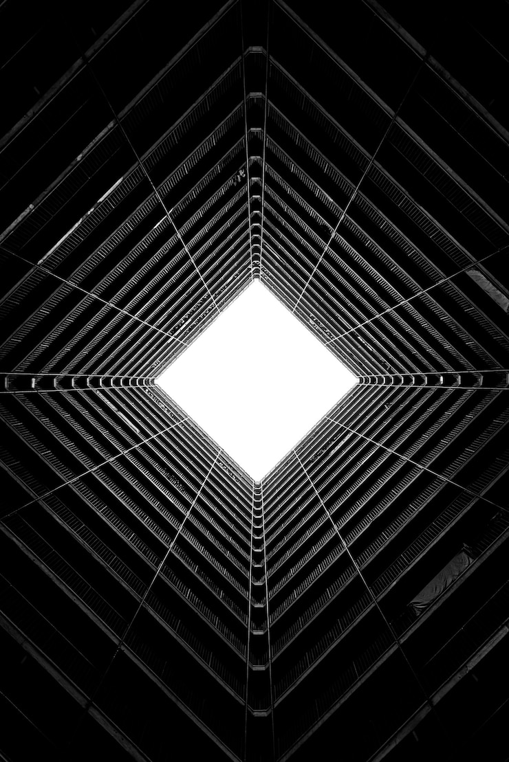 Kostenlose Foto niedrige winkelansicht des oberlichts in der alten wohnarchitektur von hongkong