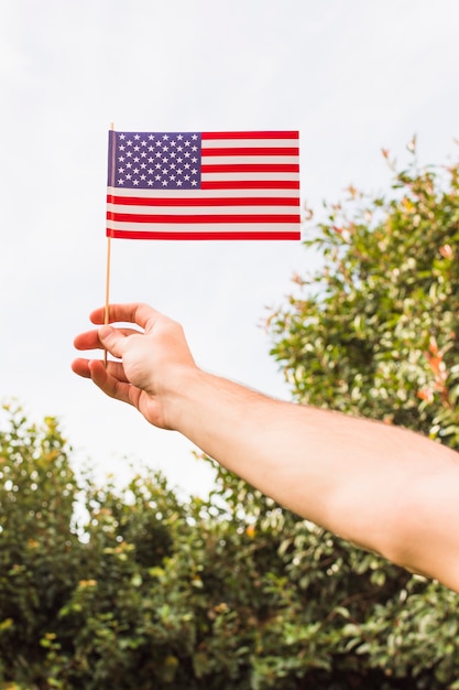 Kostenloses Foto niedrige winkelsicht der hand eines mannes, die usa-flagge zeigt